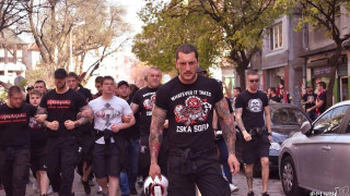 Лидерът на Сектор Г Иван Велчев размаха пръст на червената