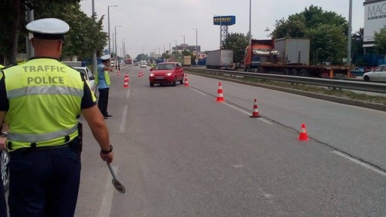 Пенсионер блъсна полицай на мотор