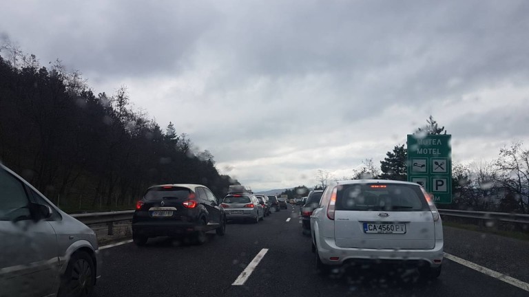 3-километрово задръстване на автомобили се образува на АМ Тракия преди