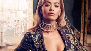 Рита Ора по палто и сутиен (СНИМКИ)