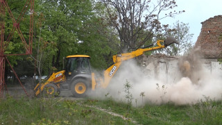 Багер събори част от оранжерията в Ботаническата градина във Варна