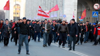 Полицията за борба с безредиците в Киргизстан използва сълзотворен газ
