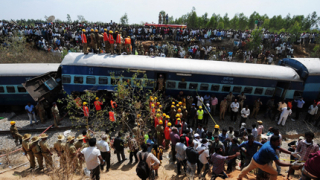 Пътнически влак дерайлира в Индия, 11 души загинаха, над 40 са в болница 