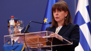 Президентът на Гърция Катерина Сакеларопулу издаде в понеделник очаквания указ