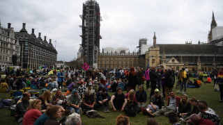 Природозащитници са блокирали главния вход на Лондонската фондова борса след