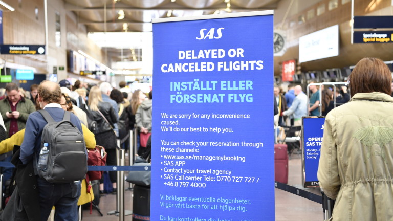 Скандинавската авиокомпания SAS отмени стотици полети по цял свят, засягайки