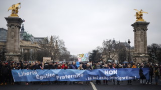 Конституционният съвет на Франция отхвърли спорните миграционни мерки