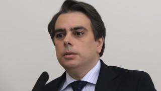 Новият финансов министър Асен Василев смени целия висш ръководен екип