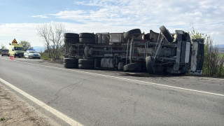 Камион с асфалтова смес се обърна Подбалканския път край Казанлък