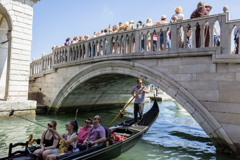 Венеция несъмнено страда от напора на туристи