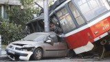 Трамвай дерайлира при Румънското посолство и помля коли и подлез