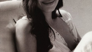 Брад Пит предоставя интимна фотосесия на кърмещата Анджелина