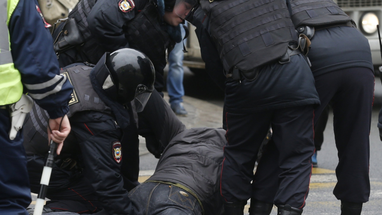 60 задържани в Санкт Петербург, включително 13-годишно момиче