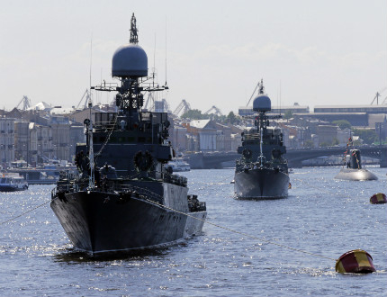 Руски бойни кораби условно свалят самолети и гонят подводници до Ламанша