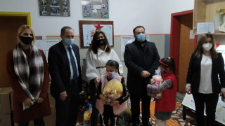 Две дарения за 130 деца направиха от посолството ни в Скопие