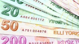 Турската лира удари дъно спрямо еврото и долара