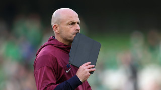 Английският защитник Езри Конса тренира на облекчен режим преди неделния