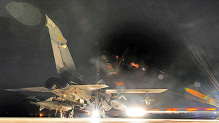 Британски самолети удариха бункер на Кадафи
