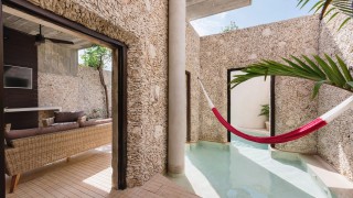 Басейн в хола