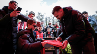 Бусато зарадва с автографи малките "армейци"