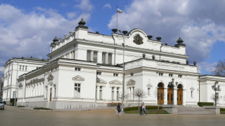 Политиците завъртяха темата за дълга в центрофугата на популизма