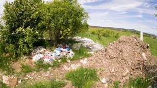 В имоти разположени по протежение на два полски пътя са