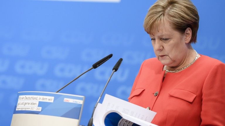 Консерваторите на Меркел водят убедително с 16 на сто