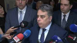 Управляващите шикалкавят Това заяви на брифинг в НС лидерът на