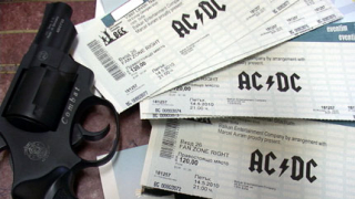 Закъсал за пари краде билети за AC/DC