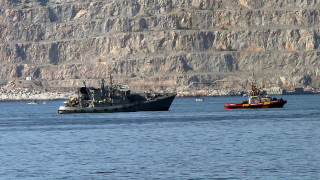 Двама моряци ранени при сблъсък на гръцки миночистач с контейнеровоз