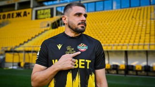 Бившият играч на Славия Емил Мартинов е второто ново попълнение