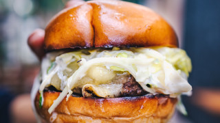 Този бар в Лос Анджелис предлага пакет "Бургер и Бентли" за $2000. Какво включва той?