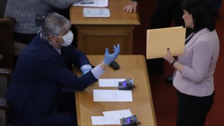 Парламентът влезе в лют спор да се разпусне или не