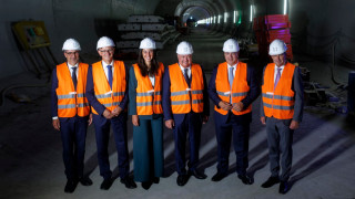 Работници пробиха последния пласт скала в грандиозното строителство на Базовия