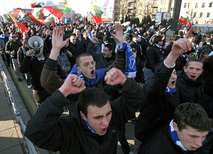 Марш на футболни агитки затвори бул. „Евлоги Георгиев”