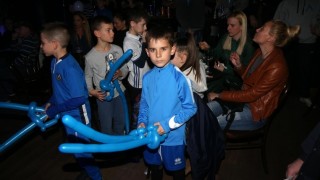 Длъжностни лица привърженици спортисти и други хора които са близки