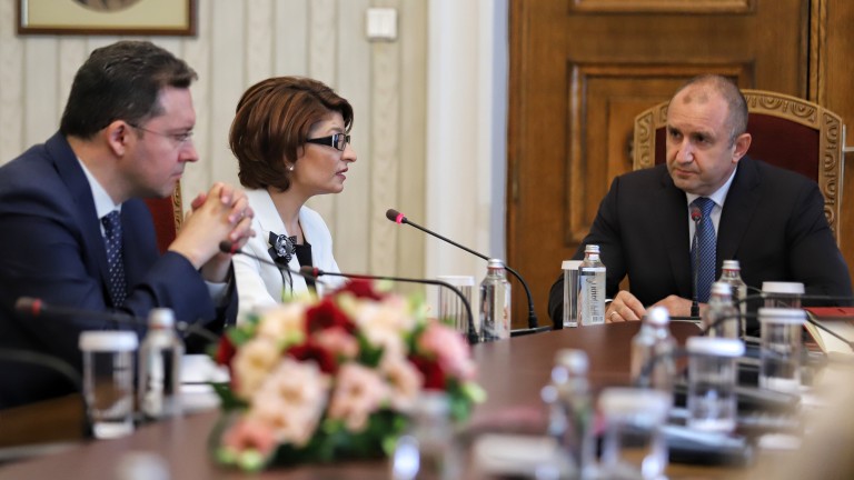 Бившите управляващи от ГЕРБ се явиха, макар и в скромен