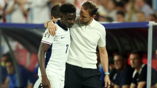 Крилото на Арсенал Букайо Сака ще стартира днес като ляв уинг бек