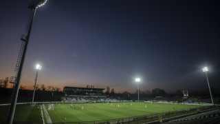 Денят е неделя а часът около 16 30 Хубаво слънчево време