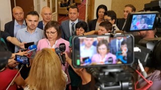 Лидерът на БСП Корнелия Нинова вижда две правителства в България