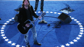 Метеорит прекъсна концерт на Foo Fighters