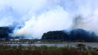 Голям пожар пламна в крайбрежен град в Южна Корея