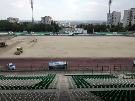 Стадион "Берое" с нова тревна настилка до дни