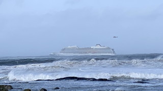 Норвежки круизен кораб остана без навигация след буря в Северно море
