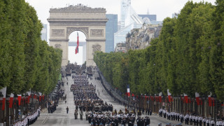 С паради фойерверки и празненства в цялата страна Франция отбелязва