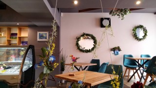 Докато се разхожда по малките улички в центъра на София