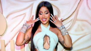 Пречи ли дългият маникюр на Cardi B  да сменя пелени