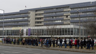 Дълги опашки от желаещи да се ваксинират срещу Covid 19 се