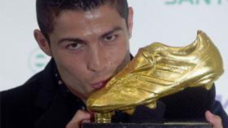 Роналдо целуна "Златната обувка"