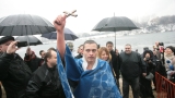 „Водата е приятна”, обяви 18-годишният Александър, извадил кръста в София